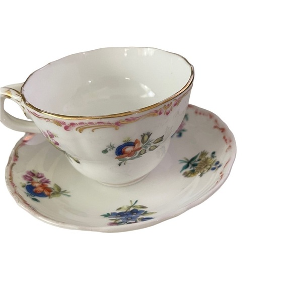 Teacup and saucer, unmarked with flowers and gold trim. - Picture 3 of 3